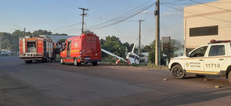 Avião com quatro pessoas cai na Avenida Caldas Júnior em Erechim