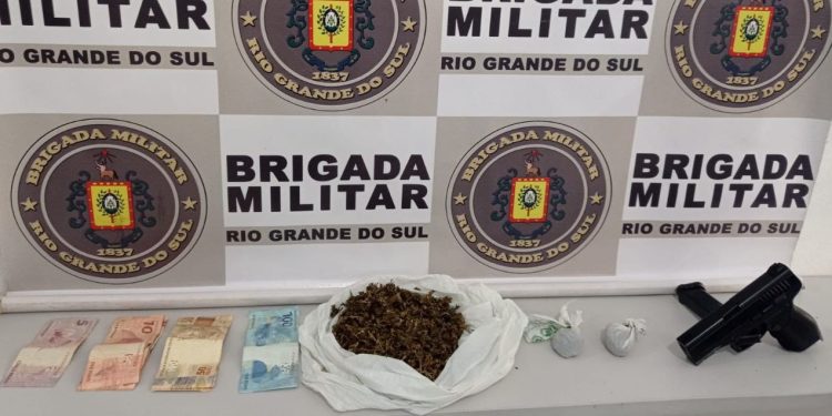 Homem é preso e adolescente é apreendido por tráfico de drogas em Erechim
