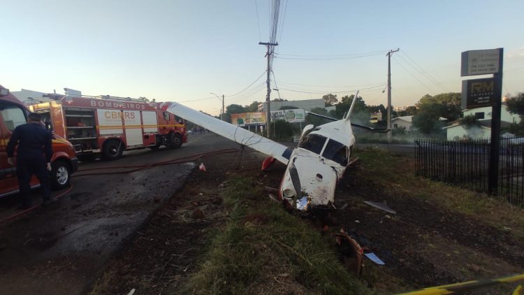 Avião com quatro pessoas cai na Avenida Caldas Júnior em Erechim