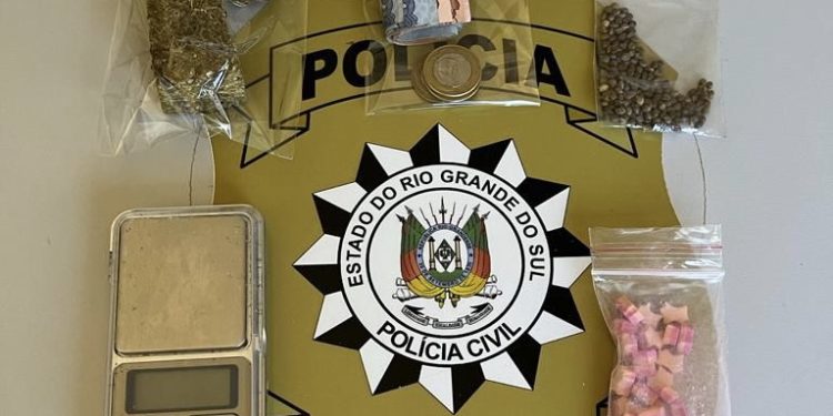 PC apreende drogas na casa de acusados de ameaçar crianças em Erechim