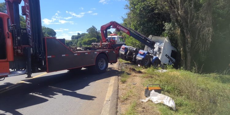 Carga é baldeada e caminhão envolvido em acidente com morte é removido da ERS 135 em Erechim