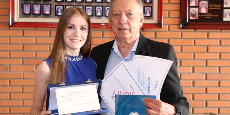 Diplomada em Direito da URI recebe Mérito Acadêmico