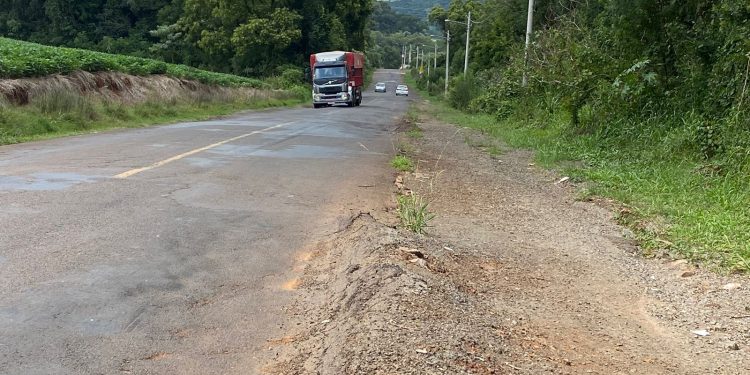 Moradores reivindicam melhorias na via que dá acesso ao bairro Liberdade