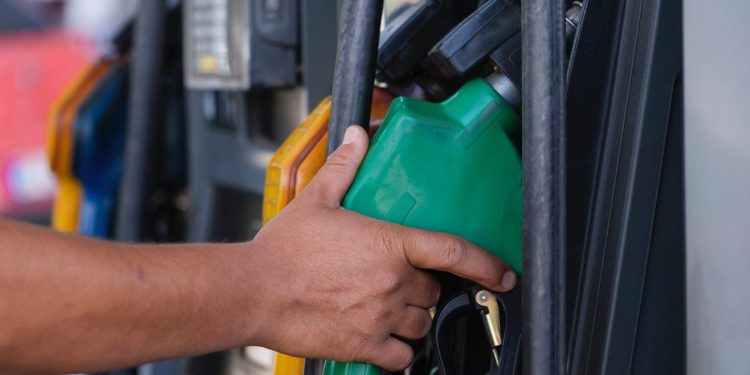 Petrobras anuncia redução de 8,8% no preço do diesel para distribuidoras no Brasil