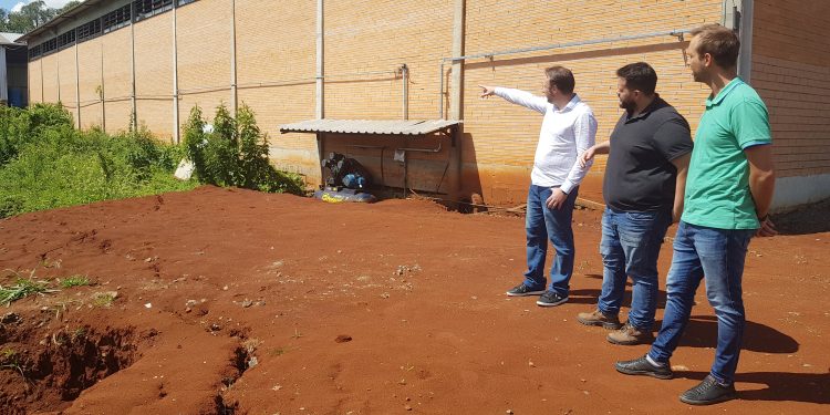 Vice-prefeito, Flavio Tirello, e secretário, Emerson Schelski, visitam empresas e projeto social
