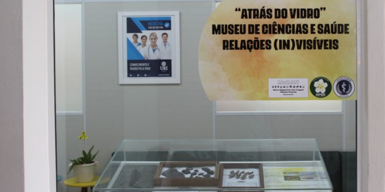 Atrás do vidro: nova proposta cultural no curso de Medicina