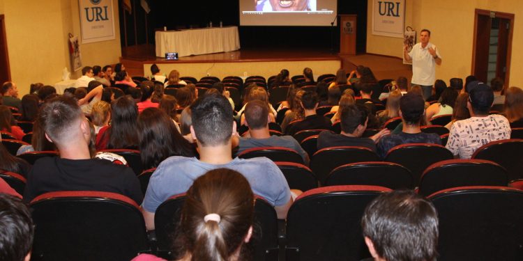 Aula Inaugural de Medicina Veterinária da URI Erechim destaca empreendedorismo e aborda o Março Amarelo