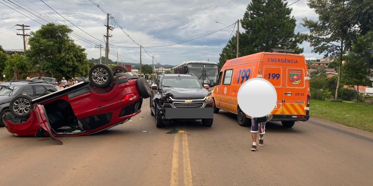 Colisão seguida de capotamento deixa mulher ferida em Erechim