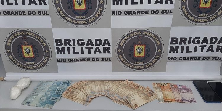 Dupla é presa comercializando drogas no bairro Três Vendas em Erechim