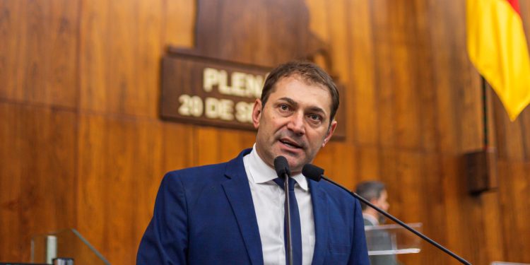 Deputado Paparico Bacchi solicita explicações do Estado no afastamento do diretor escolar Flávio Gabardo, em Jacutinga