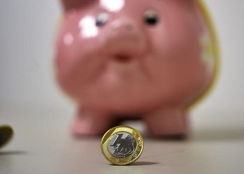 Juros altos tiram a competitividade da poupança, e brasileiros sacam dinheiro para pagar dívidas