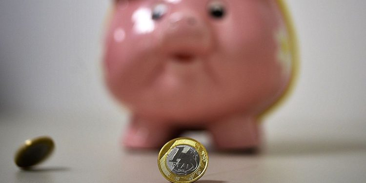 Juros altos tiram a competitividade da poupança, e brasileiros sacam dinheiro para pagar dívidas