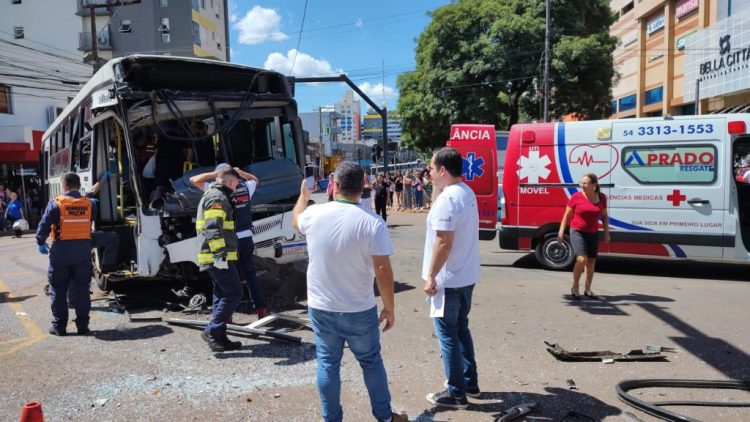 Colisão entre dois ônibus deixa dezenas de feridos no centro de Passo Fundo