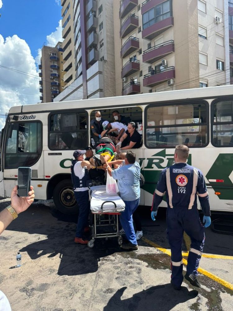 Colisão entre dois ônibus deixa dezenas de feridos no centro de Passo Fundo