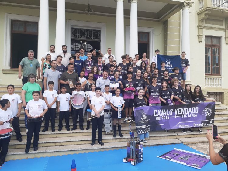 Prefeito Polis recebe equipe de robótica Cavalo Vendado campeã nacional e entrega menção honrosa
