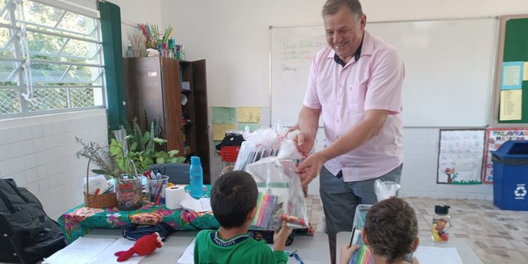 Prefeitura de Paulo Bento entrega kit de estudo para alunos da Escola Valério Schillo