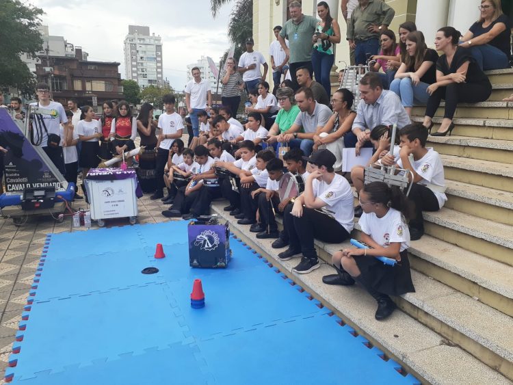Prefeito Polis recebe equipe de robótica Cavalo Vendado campeã nacional e entrega menção honrosa