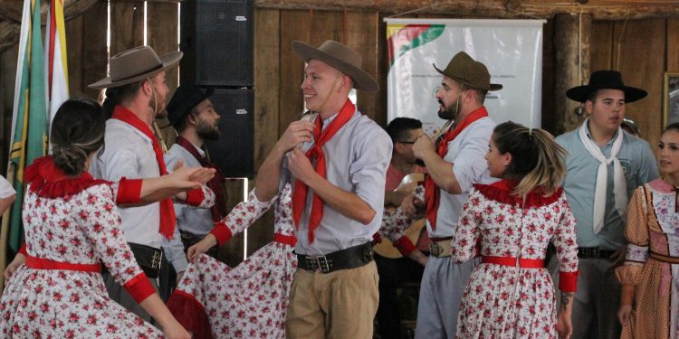 Projeto de incentivo à cultura tradicionalista beneficia integrantes da Invernada Artística Adulta de CTG de Aratiba