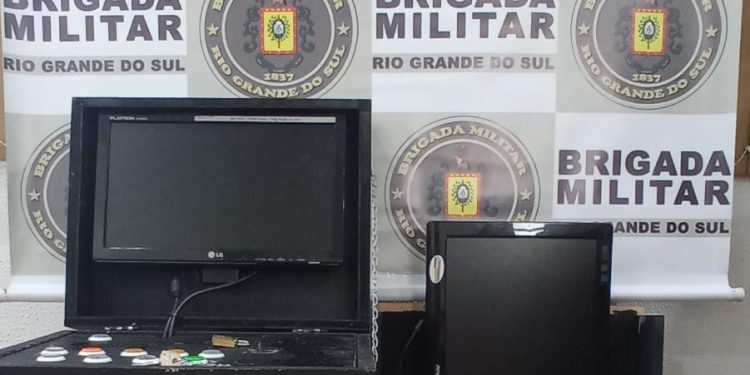 BM prende homem por jogos de azar e apreende máquinas caça-níqueis em Erechim