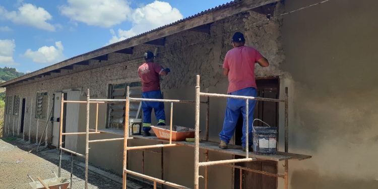Programa Meu Bairro Melhor inicia obras na sede da associação da Linha Fascículo