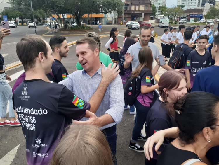 Prefeito Polis recebe equipe de robótica Cavalo Vendado campeã nacional e entrega menção honrosa