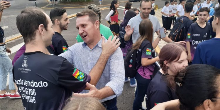 Prefeito Polis recebe equipe de robótica Cavalo Vendado campeã nacional e entrega menção honrosa