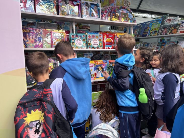 Estudantes participam da 24ª Feira do Livro de Erechim