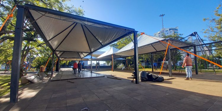 Estrutura da 24ª Feira do Livro de Erechim já está sendo montada