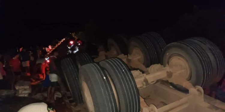 Caminhoneiro morre em acidente e carga é saqueada em Cacique Doble