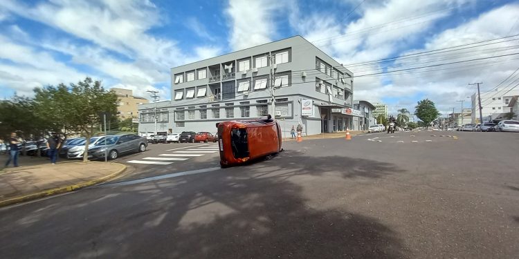 Acidente envolve dois veículos na rotatória da Rua Alemanha em Erechim