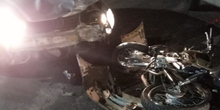 Acidente entre carro e moto deixa dois feridos na Sidney Guerra em Erechim
