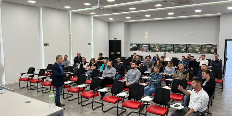 Associados da ACCIE Jovem visitam a Triel HT | Randon