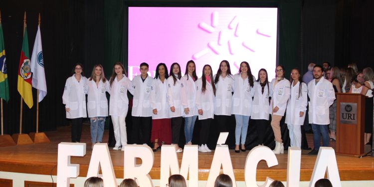 Calouros de Farmácia da URI recebem seus jalecos 