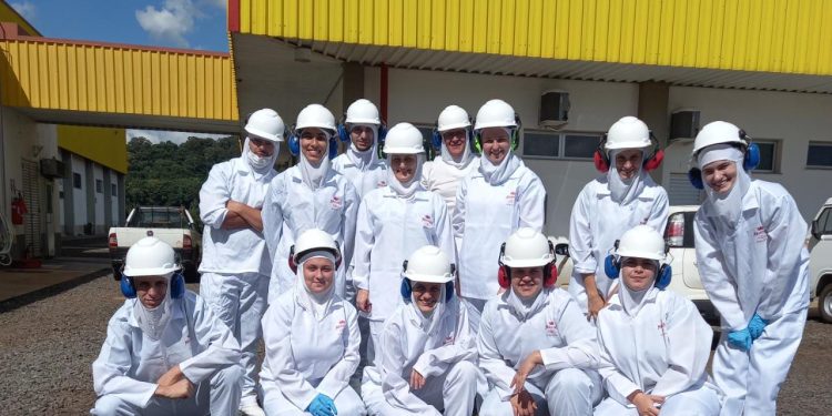 Medicina Veterinária da URI realiza visitas técnicas em agroindústrias da região