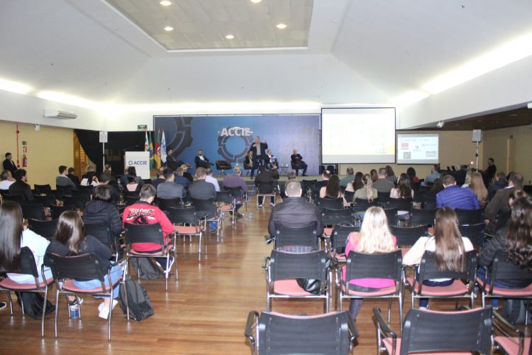 ACCIE promove palestra sobre comércio internacional, educação e trabalho