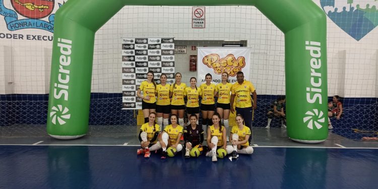 Equipe de vôlei feminino de Erechim participa da VIII Copa Não-Me-Toque