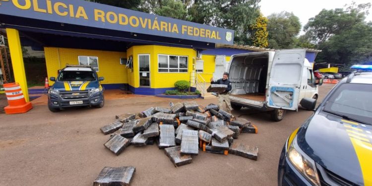 Dois criminosos são presos com droga em veículo clonado com características do exército