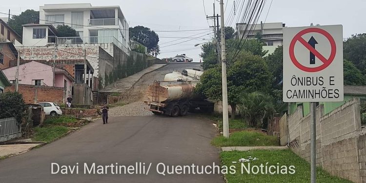 Caminhão bi-trem fica atravessado no subidão da Rua João Pessoa em Erechim