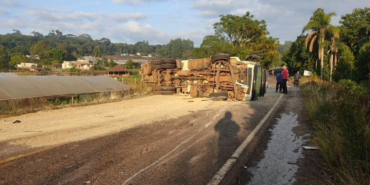 Acidente entre carro e caminhão deixa dois feridos na RS 211, saída para Paulo Bento
