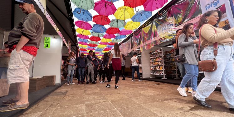 24ª Feira do Livro de Erechim segue até sábado