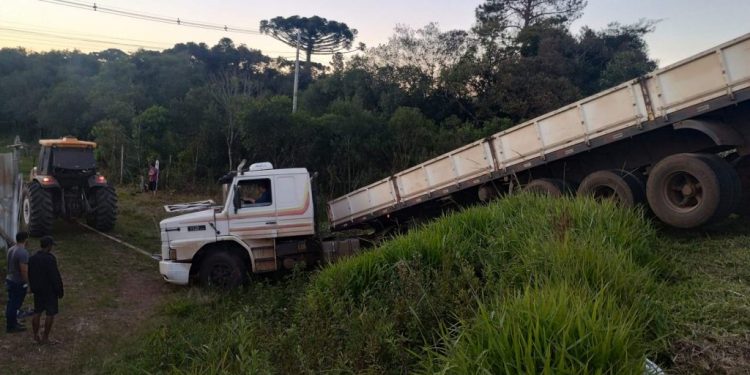 Para evitar tragédia, carreta sai da pista e cai em barranco na ERS 135