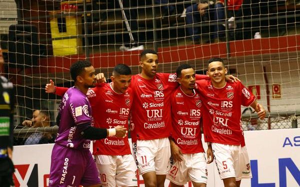 Atlântico goleia Praia Clube e chega a sexta vitória em sete jogos na LNF