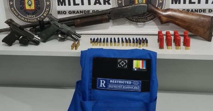 BM prende quatro homens e um menor com armas de fogo e colete balístico em Erechim