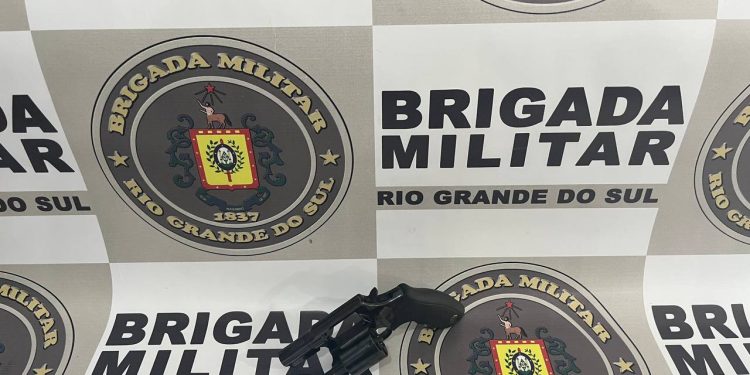 Mulher é presa tentando entrar no fórum de Erechim com arma de fogo