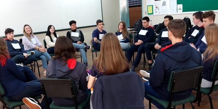 Escola da URI discute a construção da paz na comunidade escolar
