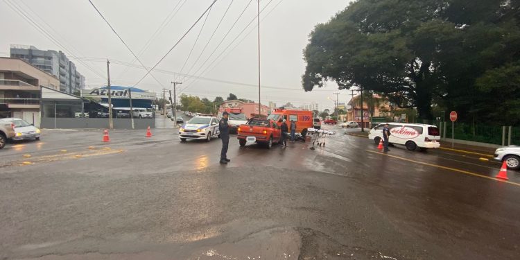 Colisão envolvendo carro e moto deixa pessoa ferida no centro de Erechim