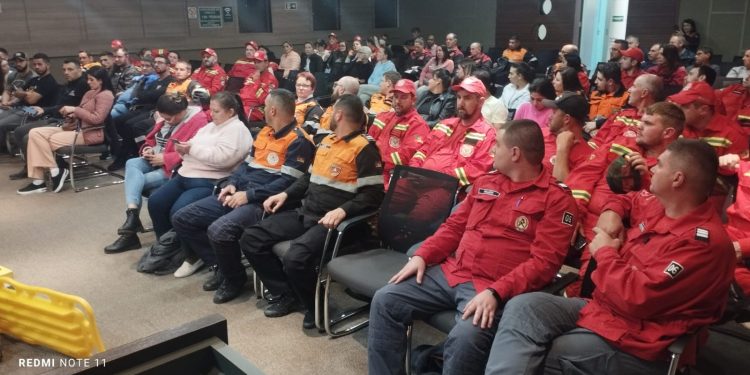 Defesa Civil de Erechim e a Força Voluntária Alto Uruguai: qualificação sobre resgate veicular