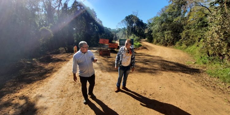 Secretário, Mario Rossi, visita obras de acesso a ERS 420