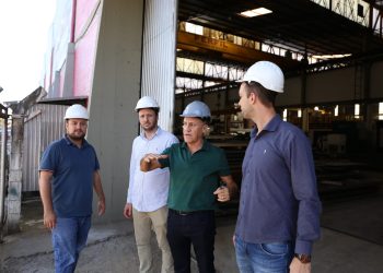 Flavio Tirello e Emerson Schelski visitam empresas locais para divulgar serviços públicos e ouvir sugestões dos empresários