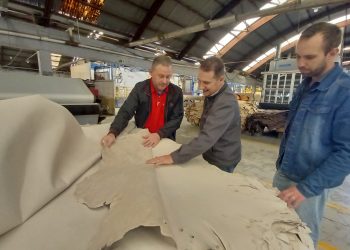 Prefeito Polis visita Durlicouros que chega aos 60 anos no mercado mundial